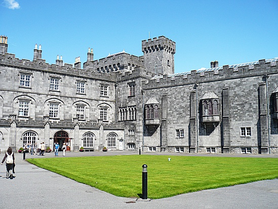 Kilkenny Castle courtyard - Public Domain Photograph