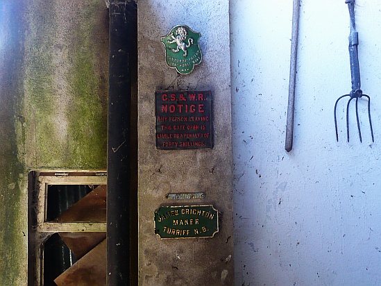 Warning sign on wall - Public Domain Photograph