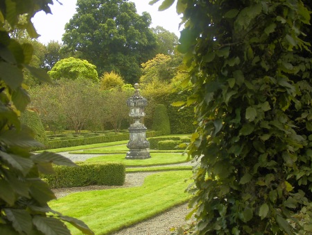 Garden statue - Public Domain Photograph