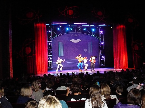 Kids at stageshow - Public Domain Photograph