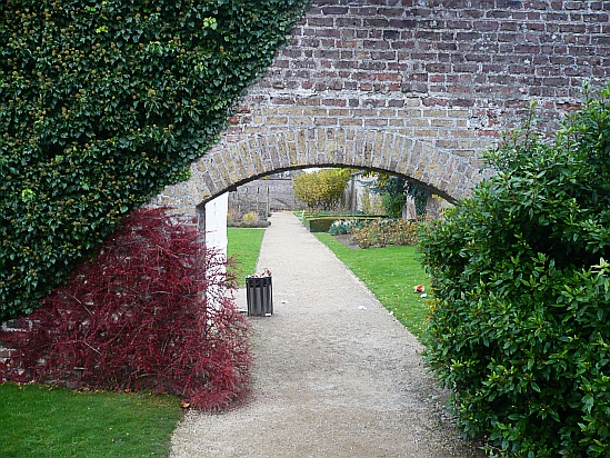 Arch in wall - Public Domain Photograph