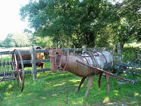 Metal animal sculpture - Public Domain Photograph