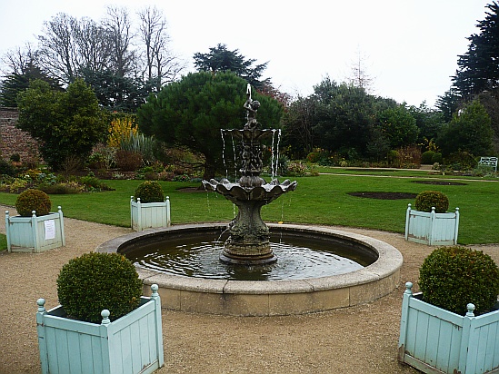 Water feature in garden - Public Domain Photograph