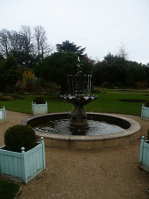 Water fountain feature - Public Domain Photograph